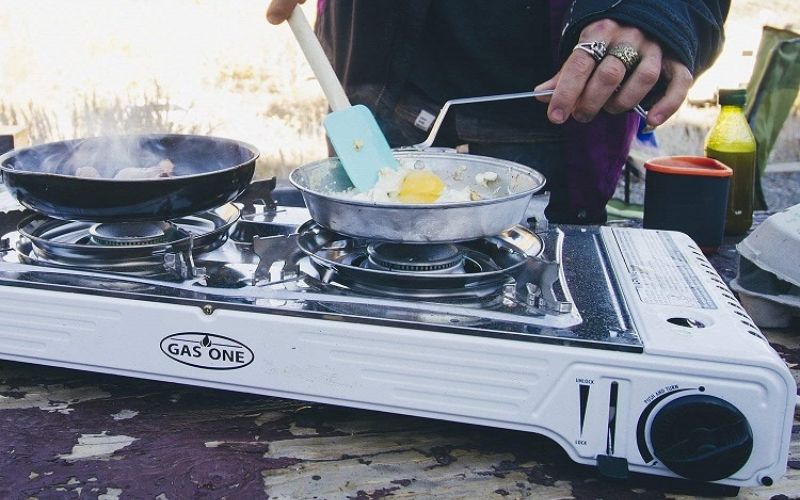 Cooking eggs on a double burner gas stove