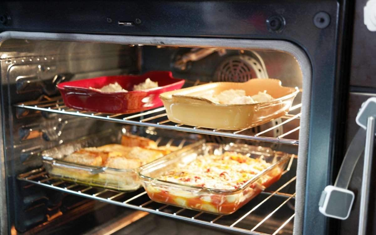 glass baking wares that are oven safe with food inside an oven_How to Know if Glass Is Oven Safe