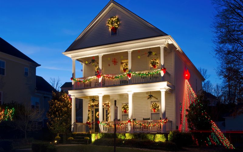 What Does a Red Porch Light Mean_Holiday lights